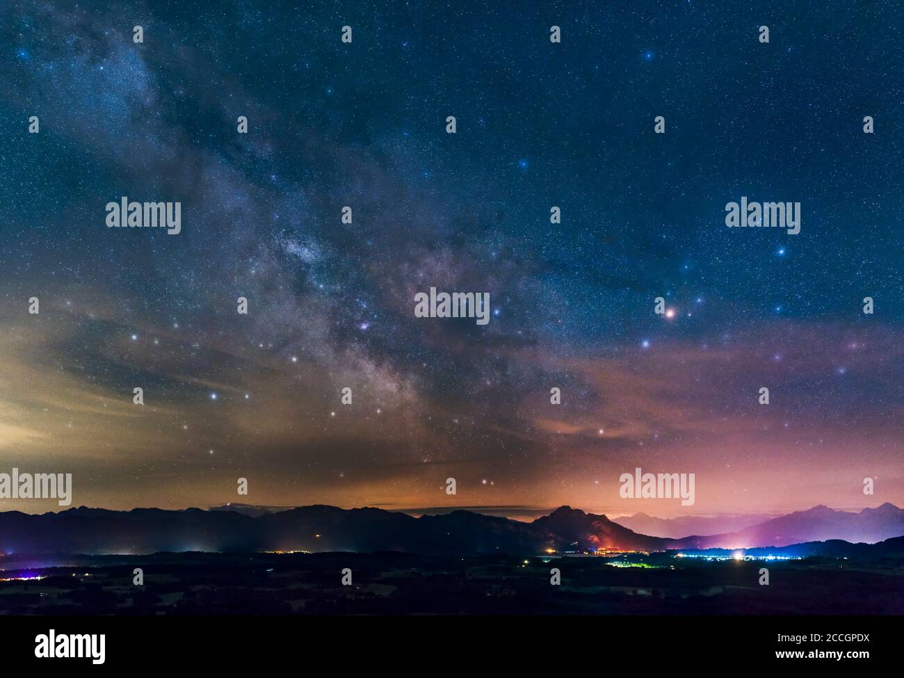 Die Milchstraße vor einem Alpenpanorama Stockfoto