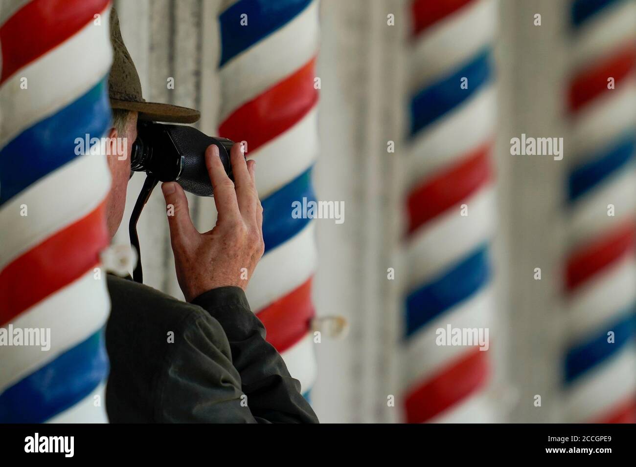 Der Rennpundit Jim McGrath beobachtet die Action am vierten Tag des Yorkshire Ebor Festivals auf der York Racecourse. Stockfoto