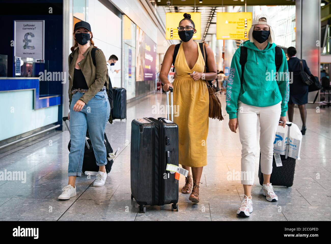 (Von links nach rechts) Alex Parr, Carmen Jones und Neringa Juskauskaite, die von Pula, Kroatien, zum London Heathrow Airport angekommen sind und jetzt wie man sich für 14 Tage isolieren kann. Stockfoto