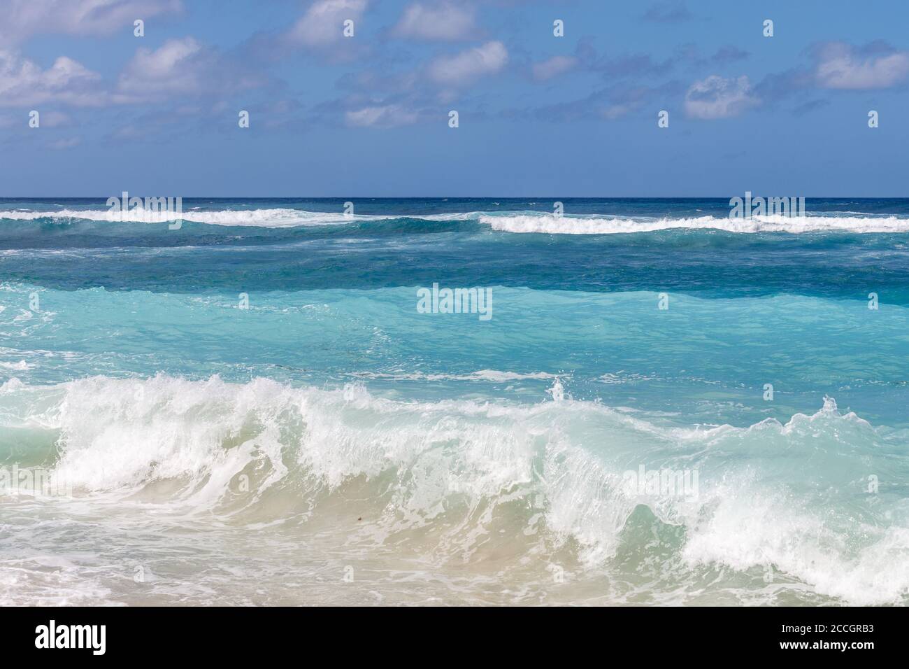 Beliebte Melasti Beach (Pantai Melasti), Bukit, Bali, Indonesien. Türkisfarbenes Wasser, Felsen, Meereslandschaft. Stockfoto