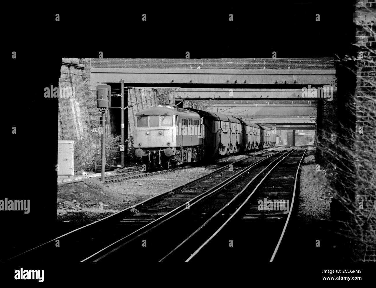 Eine elektrische Lokomotive der Baureihe 85 mit der Nummer 85108, die einen beladenen Autotransporterzug aus Silcock Cartic-4 fährt, fährt am 14. März 1991 auf der North London Line auf die Caledonian Road und Barnsbury. Stockfoto