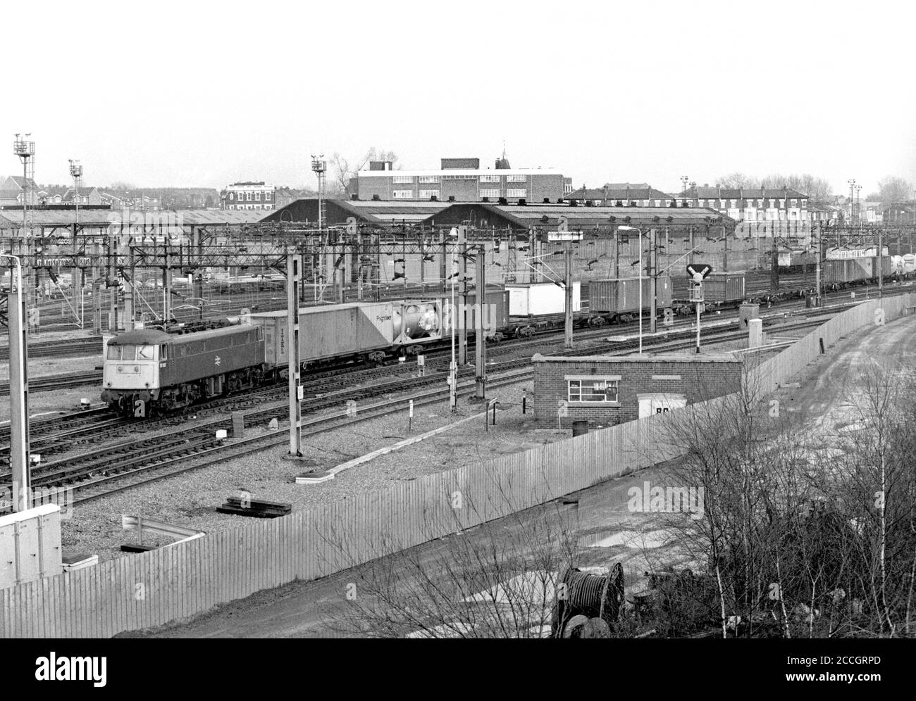 Eine E-Lokomotive der Baureihe 85 der Baureihe 85102, die am 26. Januar 1991 in einem gut beladenen Freightliner an der Kreuzung Willesden arbeitet. Stockfoto