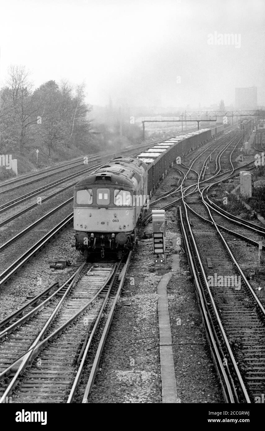 Ein Paar Diesellokomotiven der Baureihe 33 mit den Nummern 33063 und 33012, die am 3. Dezember 1990 einen Zug mit Betonsegmenten für die Verlegung des Kanaltunnels im Grove Park befahren. Stockfoto