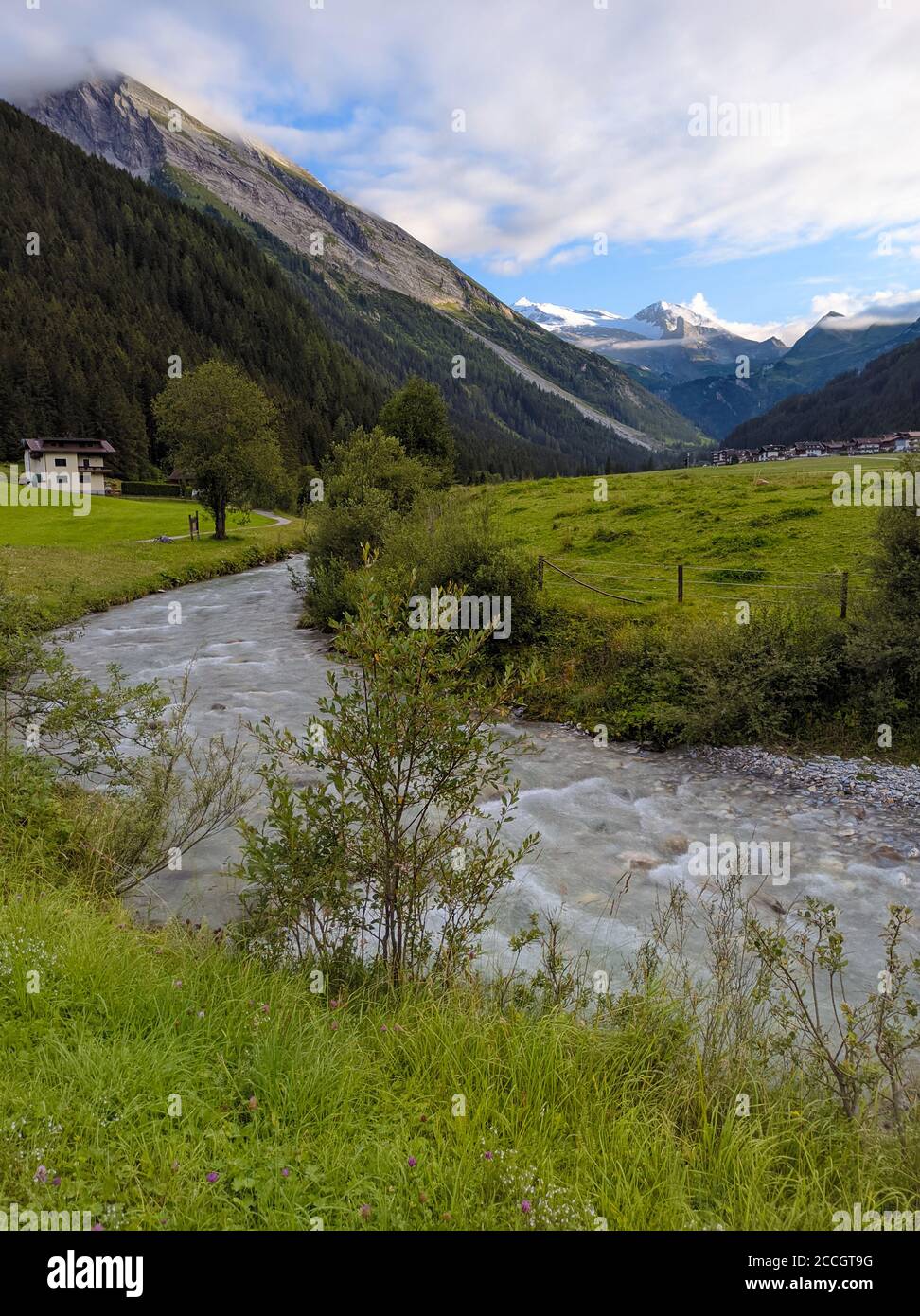 Zu Tuxertal mit Tux Fluss und Zillertaler Alpen in der Nähe von Dorf Juns und Hintertuxer Gletscher im Sommer, Tirol Österreich Europa Stockfoto