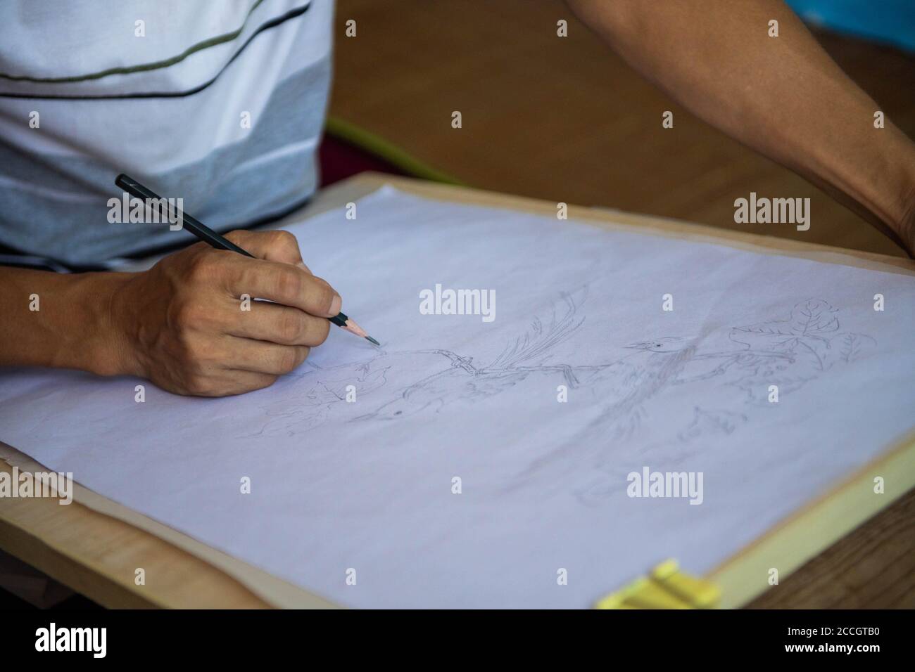 (200822) -- NINGXIANG, 22. August 2020 (Xinhua) -- Xiao Ming praktiziert Skizze in seinem Schlafsaal einer Fabrik in der Stadt Ningxiang, der Provinz Hunan in Zentralchina, 20. August 2020. Xiao Ming, 40, ist eine hörgeschädigte Person, die seit ihrer Kindheit gerne malt. Aber aufgrund seines schlechten Familienzustandes musste er den Pinsel absetzen, um einen anderen Weg zu finden, seinen Lebensunterhalt zu verdienen. Er fand einen Job in einer Fabrik und lernte Bienen zu zühen, durch die er ein stabiles Einkommen gewann. Nachdem Xiao 2018 die Armut abschüttelte, versuchte er, seinen Pinsel wieder aufzunehmen und seinen Traum fortzusetzen. Nun verwandelte er ein Zimmer seines Hauses in einen Pai Stockfoto