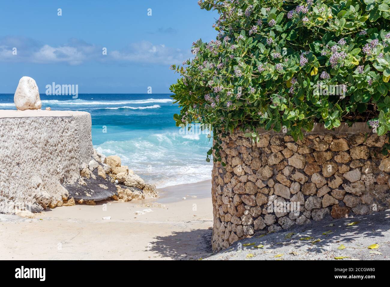 Beliebte Melasti Beach (Pantai Melasti), Bukit, Bali, Indonesien. Türkisfarbenes Wasser, Felsen, Meereslandschaft. Stockfoto