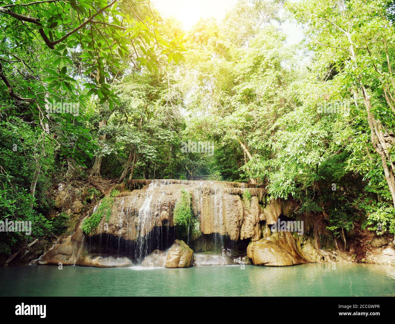 Landschaftsfoto, Erawan Wasserfall, schöner berühmter Wasserfall im Regenwald in der Kanchanaburi Provinz, Thailand Stockfoto