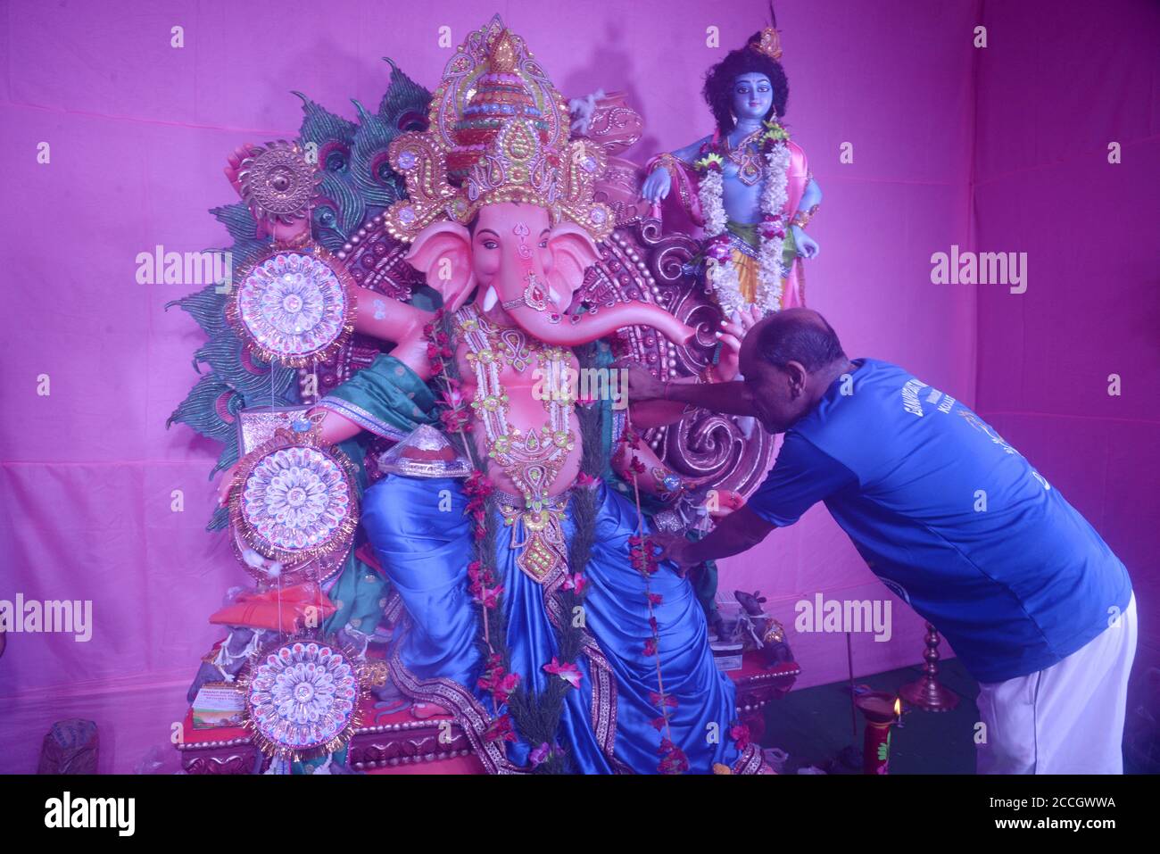 Kalkutta, Indien. August 2020. Hinduistische Anhänger verehren Herrn Ganesh anlässlich des Ganesh Chathurthi Festivals. (Foto von Ved Prakash/Pacific Press) Quelle: Pacific Press Media Production Corp./Alamy Live News Stockfoto