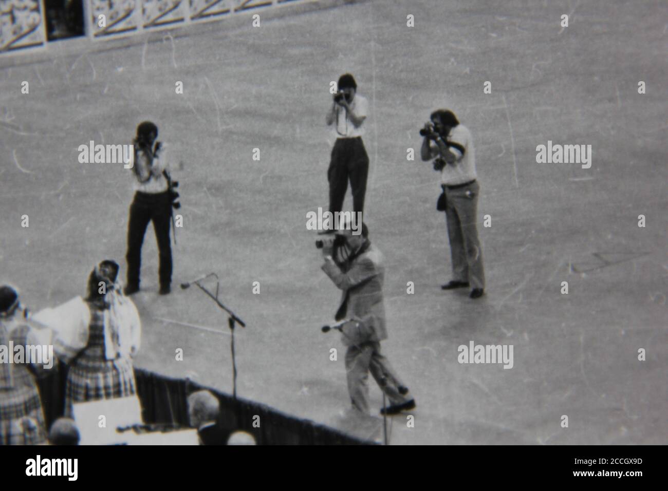 Feine 70er Jahre Vintage Schwarz-Weiß-Fotografie von einer Reihe von Fotografen, die Bilder von Würdenträgern. Stockfoto