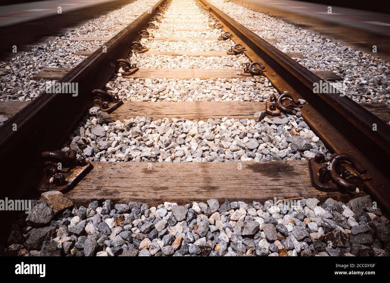 Transportindustrie Konzept Hintergrund: Eisenbahn in Bewegung mit Sonnenuntergang Licht. Bahnhof mit Bewegungsunschärfe-Effekt. Eisenbahn Reisen, Eisenbahn Stockfoto