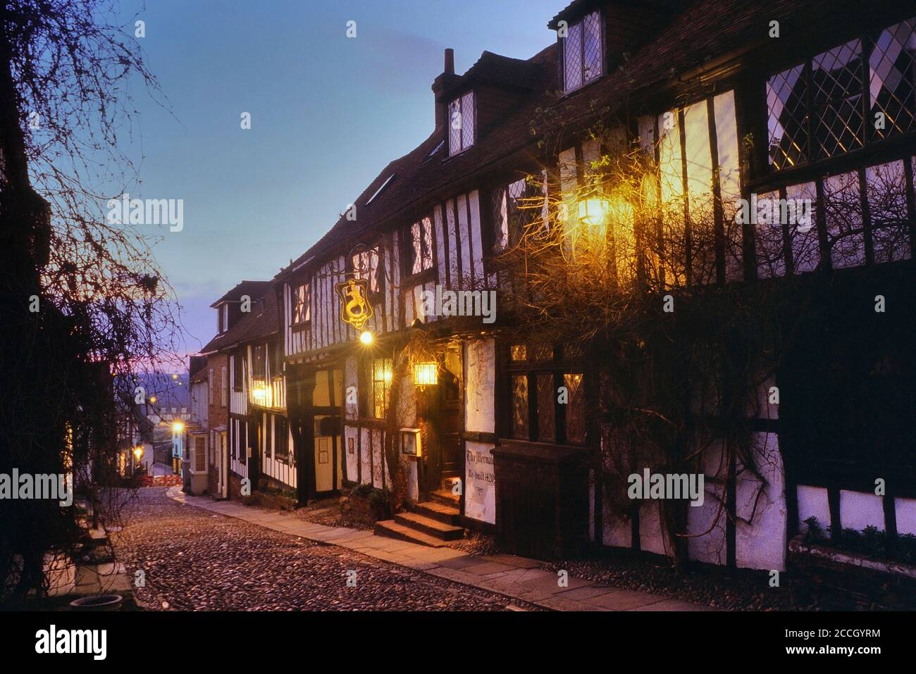 Mermaid Street in der Abenddämmerung. Roggen. East Sussex. England. VEREINIGTES KÖNIGREICH Stockfoto