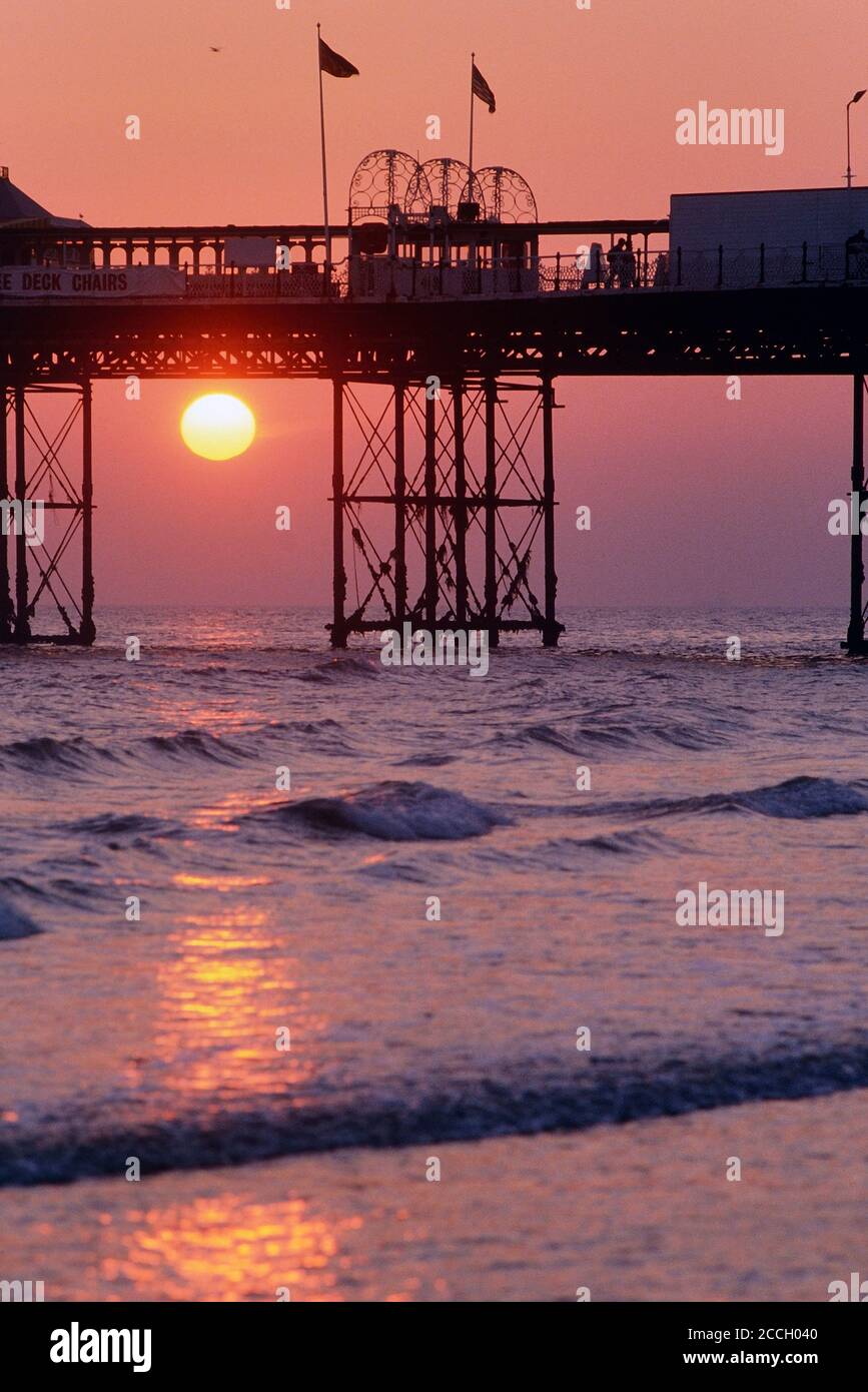 Sonnenuntergang unter dem Pier des Palastes, Brighton, East Sussex, England, Großbritannien. Ca. 1986 Stockfoto