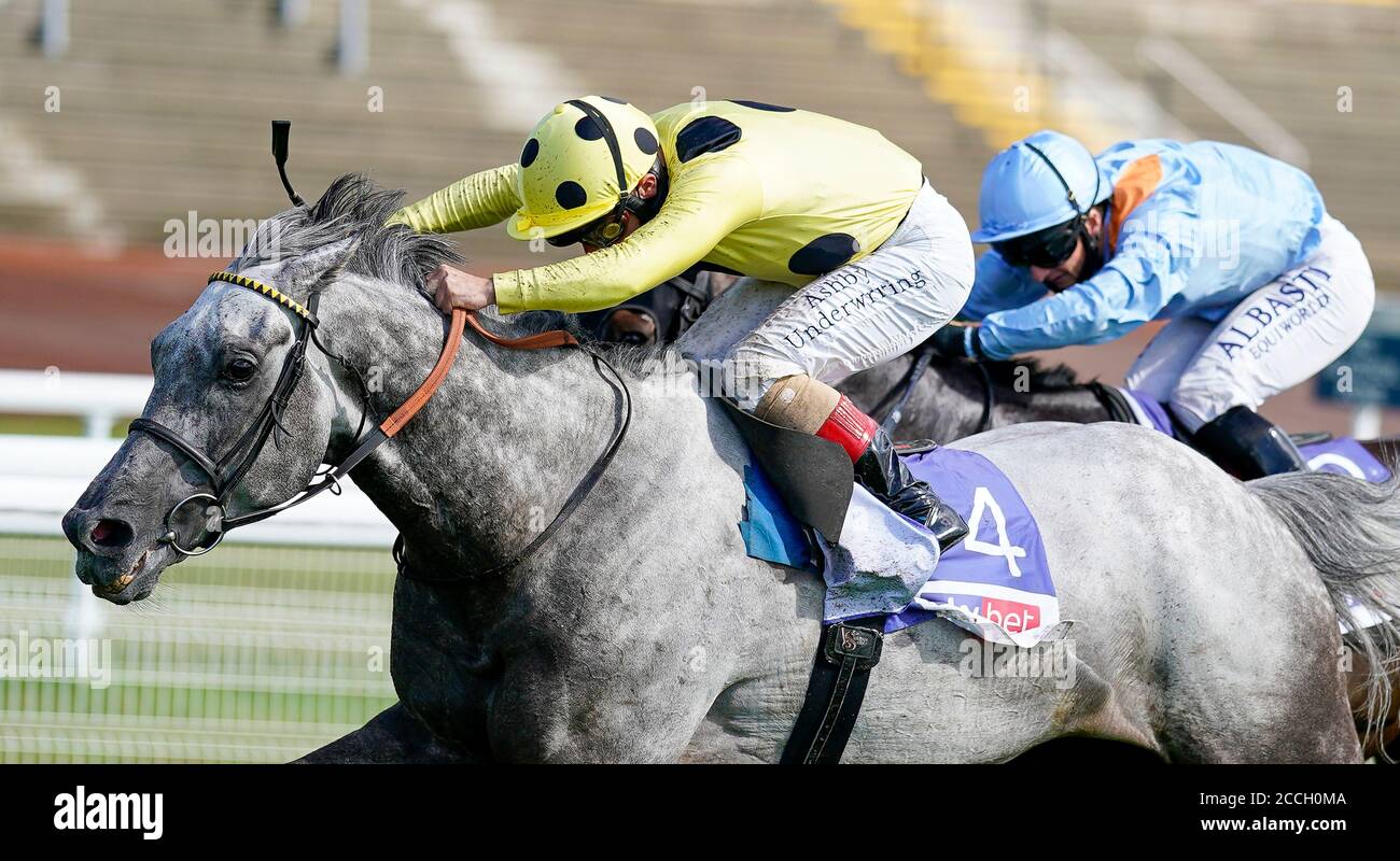 Fujaira Prinz von Andrea Atzeni (gelbe und schwarze Seide) geritten gewinnt die Sky Bet Ebor Handicap während Tag vier des Yorkshire Ebor Festival auf der York Racecourse. Stockfoto