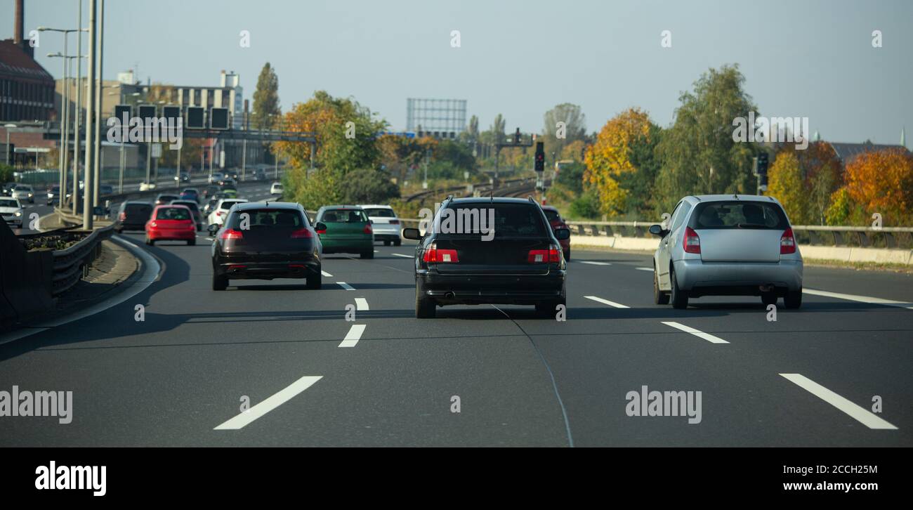 Verkehr auf einer mehrspurigen Autobahn Stockfoto