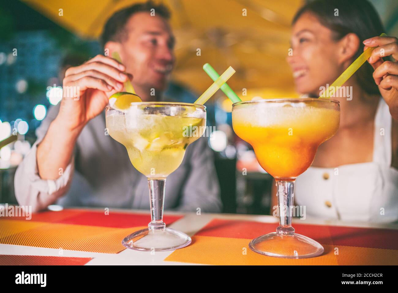 Abends trinken riesige Margaritas Cocktails Party Pärchen gehen in Miami Ocean Drive Restaurant mit Spaß. Lustige Getränke auf der Terrasse jung Stockfoto