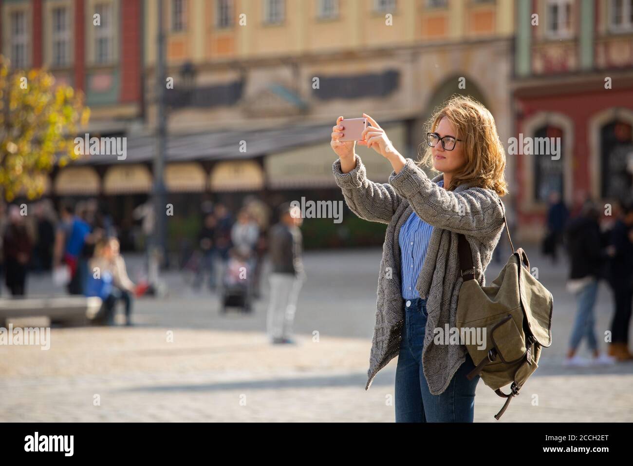 Frau Reisende fotografieren Wahrzeichen auf Smartphone-Kamera Stockfoto
