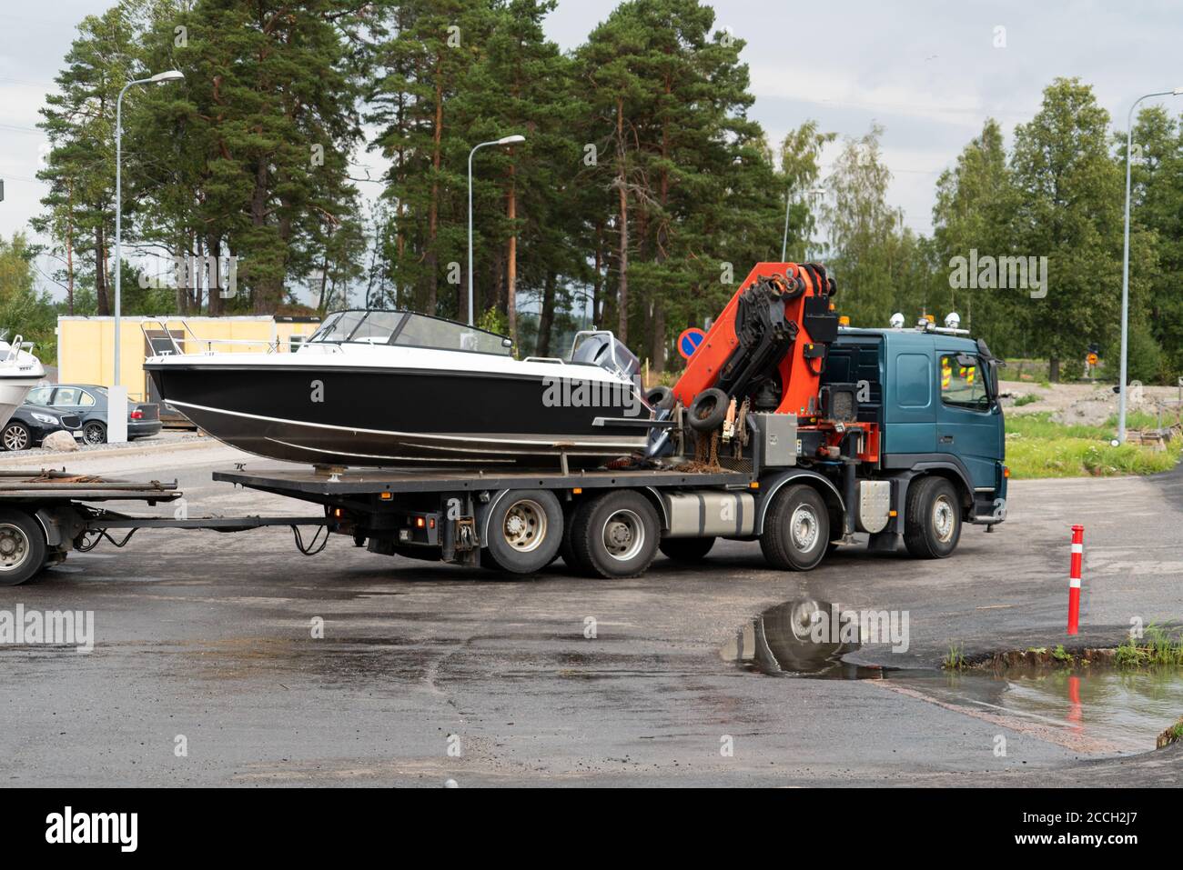 LKW für den Transport von Motorbooten Stockfoto