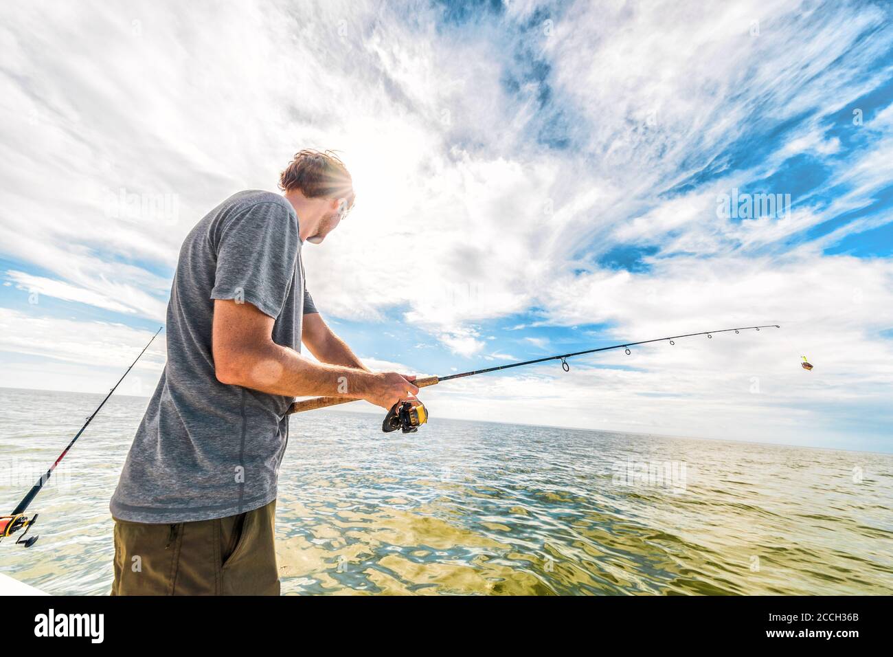 Angeln in Everglades, Florida USA Sommerurlaub Reise. Tourist Mann Angeln im Meer von Boot Casting Köder Wurflinie Stockfoto