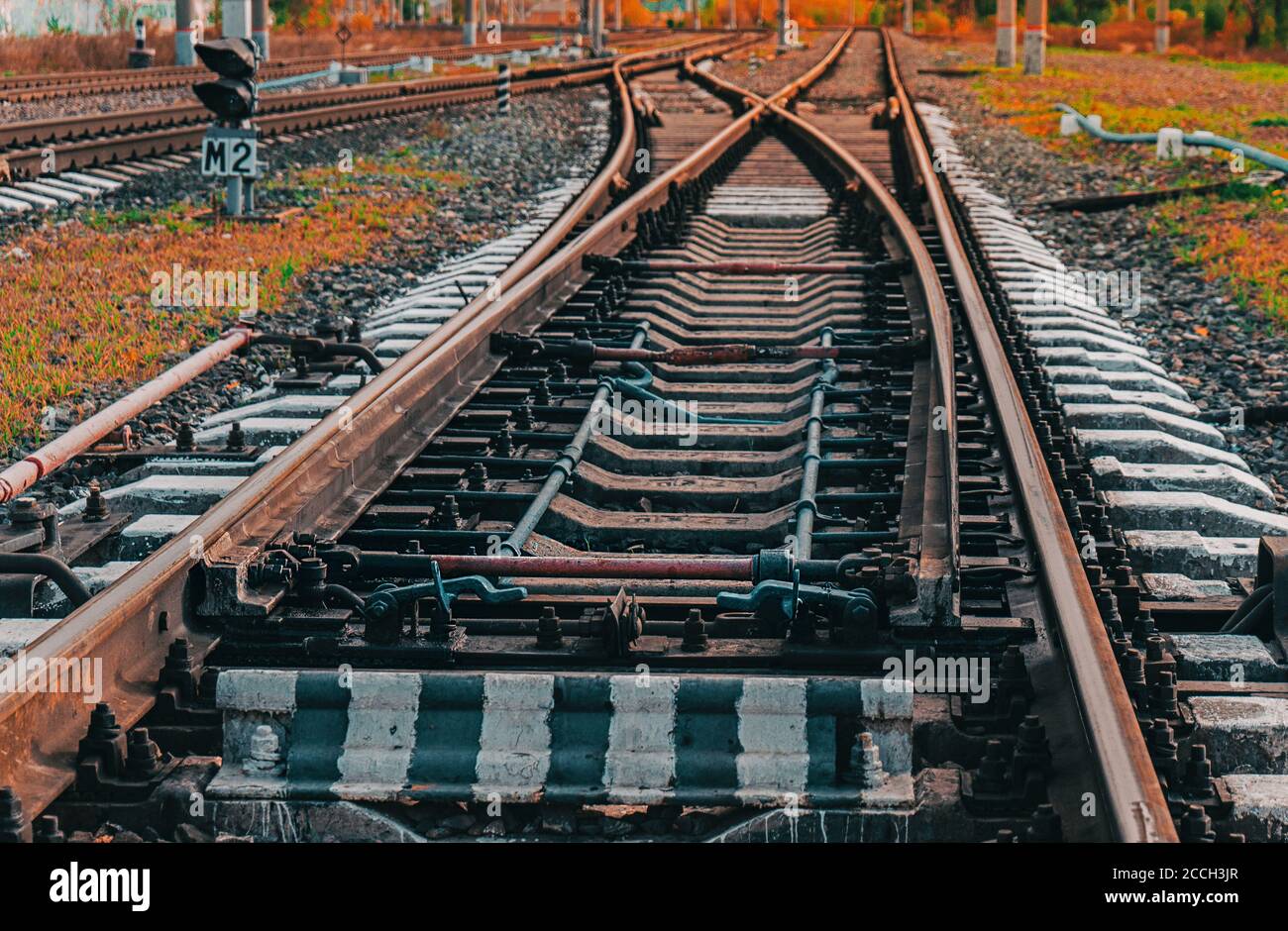 Eisenbahnkreuzungen. Eisenbahn, die in verschiedene Richtungen führt. Nahaufnahme des Eisenbahnschalters. Stockfoto