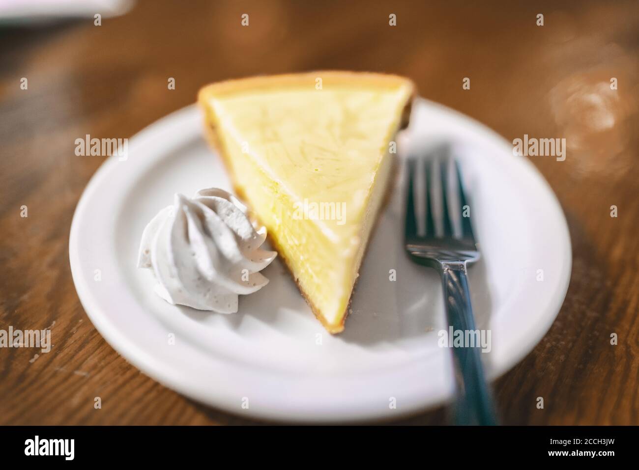 Key Lime Pie Slice im Florida Restaurant in den Keys. Weltberühmte amerikanische traditionelle Dessert hausgemacht, mit Schlagsahne Belag auf der Seite Stockfoto