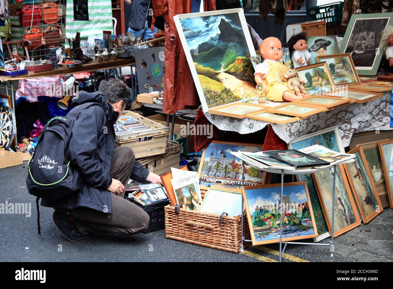 London, UK, July 1, 2012 : Kunden, die Antiquitäten an einem Stand in Brick Lane Street Market Whitechapel, die ein beliebtes Reiseziel tou ist Stockfoto