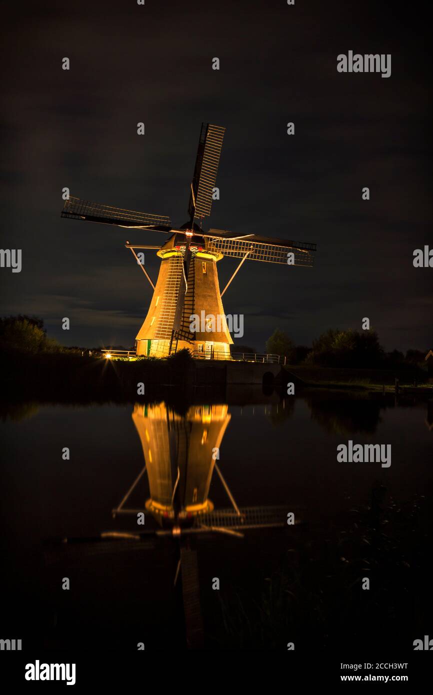 Mühlen bei Kinderdijk (Niederlande) am Abend beleuchtet Stockfoto