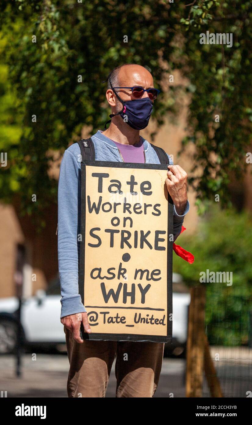 London, Großbritannien. August 2020. Protester demonstriert vor der Tate Modern Art Gallery. Die heutige Demo ist Teil einer breiteren Kampagne, die von Mitarbeitern aus Protest gegen die Entscheidung der Institution, 313 Arbeitsplätze aus ihrer kommerziellen Abteilung, Tate Enterprises, zu kürzen, geführt wird. Quelle: Neil Atkinson/Alamy Live News Stockfoto