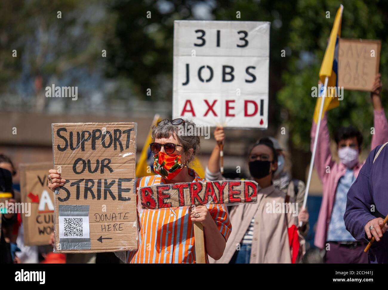 London, Großbritannien. August 2020. Demonstranten demonstrieren vor der Tate Modern Art Gallery. Die heutige Demo ist Teil einer breiteren Kampagne, die von Mitarbeitern aus Protest gegen die Entscheidung der Institution, 313 Arbeitsplätze aus ihrer kommerziellen Abteilung, Tate Enterprises, zu kürzen, geführt wird. Quelle: Neil Atkinson/Alamy Live News Stockfoto