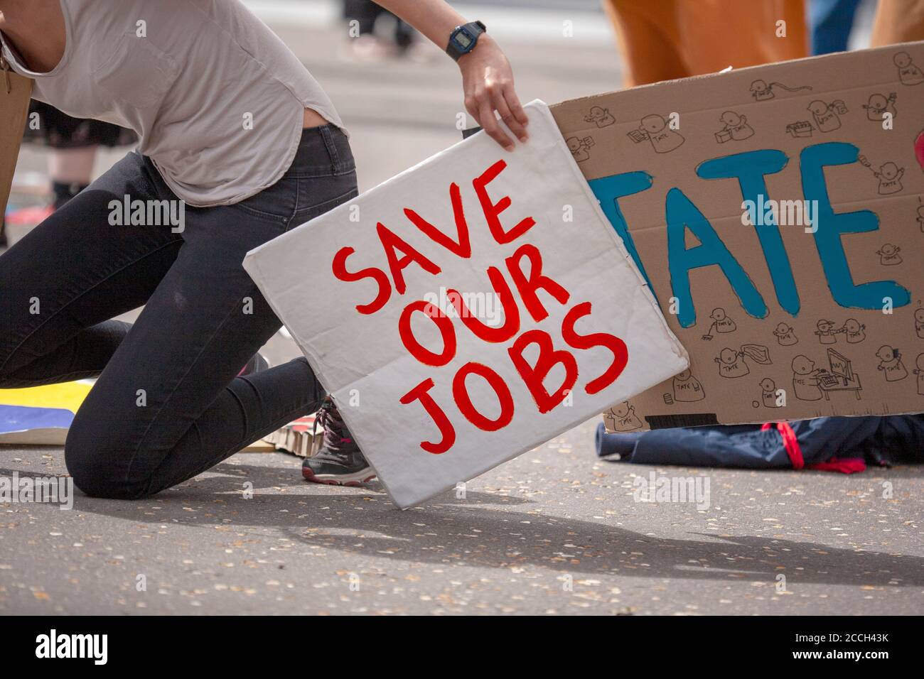 London, Großbritannien. August 2020. Demonstranten demonstrieren vor der Tate Modern Art Gallery. Die heutige Demo ist Teil einer breiteren Kampagne, die von Mitarbeitern aus Protest gegen die Entscheidung der Institution, 313 Arbeitsplätze aus ihrer kommerziellen Abteilung, Tate Enterprises, zu kürzen, geführt wird. Quelle: Neil Atkinson/Alamy Live News Stockfoto London, Großbritannien. August 2020. Demonstranten demonstrieren vor der Tate Modern Art Gallery. Die heutige Demo ist Teil einer breiteren Kampagne, die von Mitarbeitern aus Protest gegen die Entscheidung der Institution, 313 Arbeitsplätze aus ihrer kommerziellen Abteilung, Tate Enterprises, zu kürzen, geführt wird. Quelle: Neil Atkinson/Alamy Live News Stockfoto