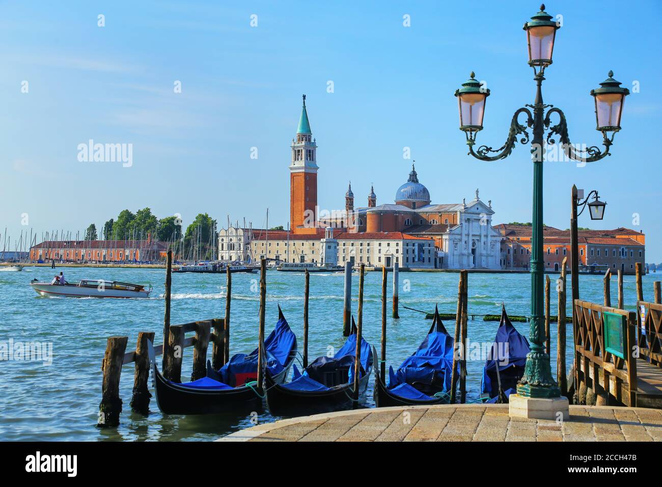 Gondeln vor Anker in der Nähe von Piazza San Marco gegenüber Insel San Giorgio Maggiore in Venedig, Italien. Gondeln waren einst die wichtigste Form der Transport aro Stockfoto