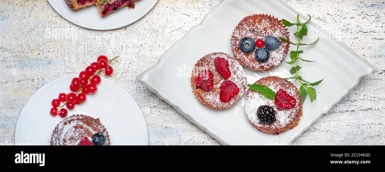 Gemischte Beerenobst Muffin Desserts auf einem Teller Draufsicht Stockfoto
