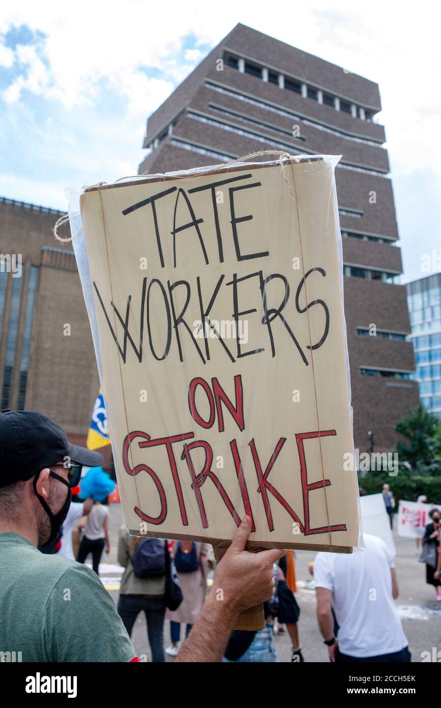 London, Großbritannien. August 2020. Demonstranten demonstrieren vor der Tate Modern Art Gallery. Die heutige Demo ist Teil einer breiteren Kampagne von Mitarbeitern, aus Protest gegen die Entscheidung der Institution, 313 Arbeitsplätze aus ihrer kommerziellen Abteilung, Tate Enterprises, zu kürzen. Quelle: Neil Atkinson/Alamy Live News Stockfoto