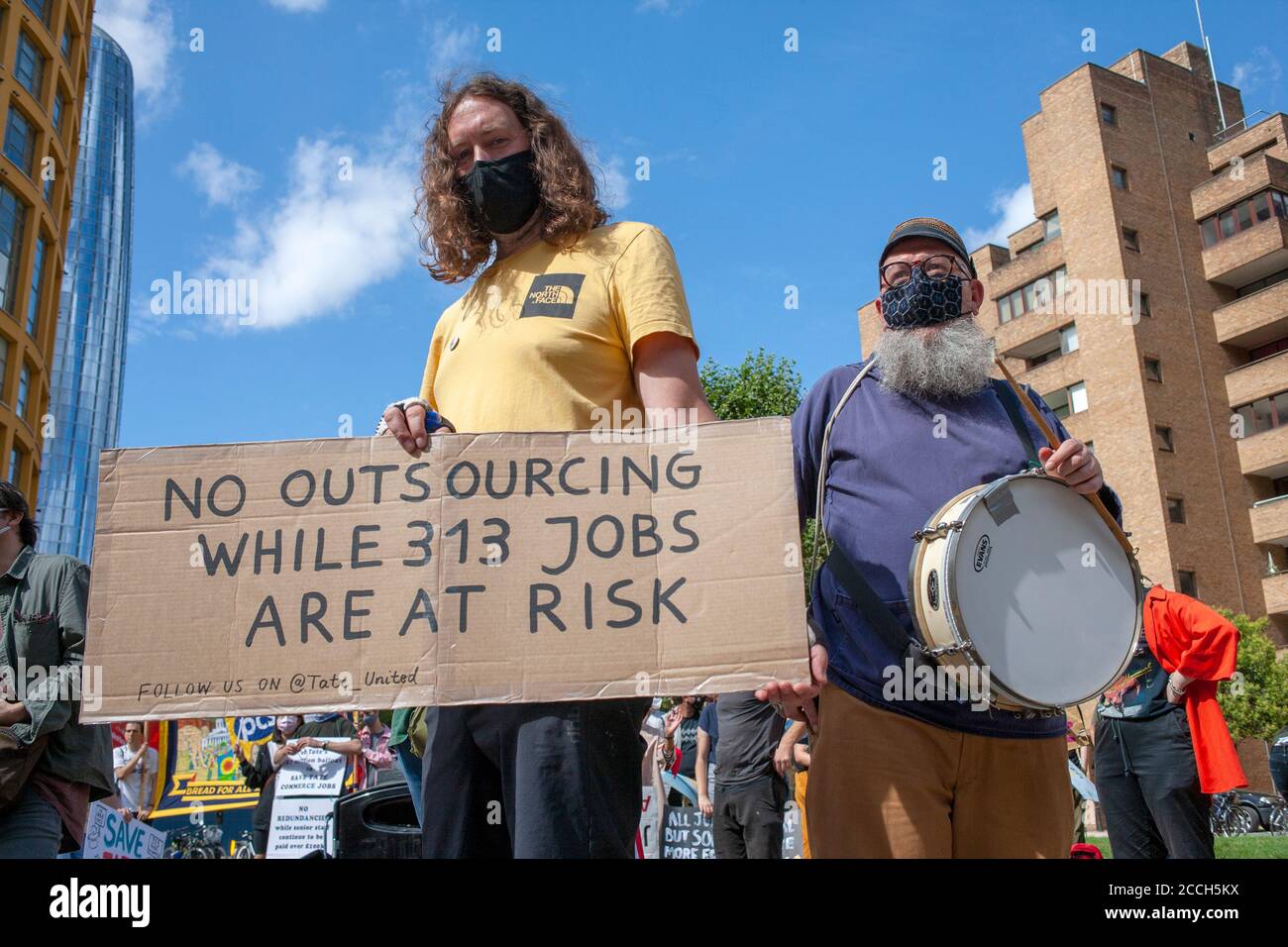 London, Großbritannien. August 2020. Demonstranten demonstrieren vor der Tate Modern Art Gallery. Die heutige Demo ist Teil einer breiteren Kampagne von Mitarbeitern, aus Protest gegen die Entscheidung der Institution, 313 Arbeitsplätze aus ihrer kommerziellen Abteilung, Tate Enterprises, zu kürzen. Quelle: Neil Atkinson/Alamy Live News Stockfoto