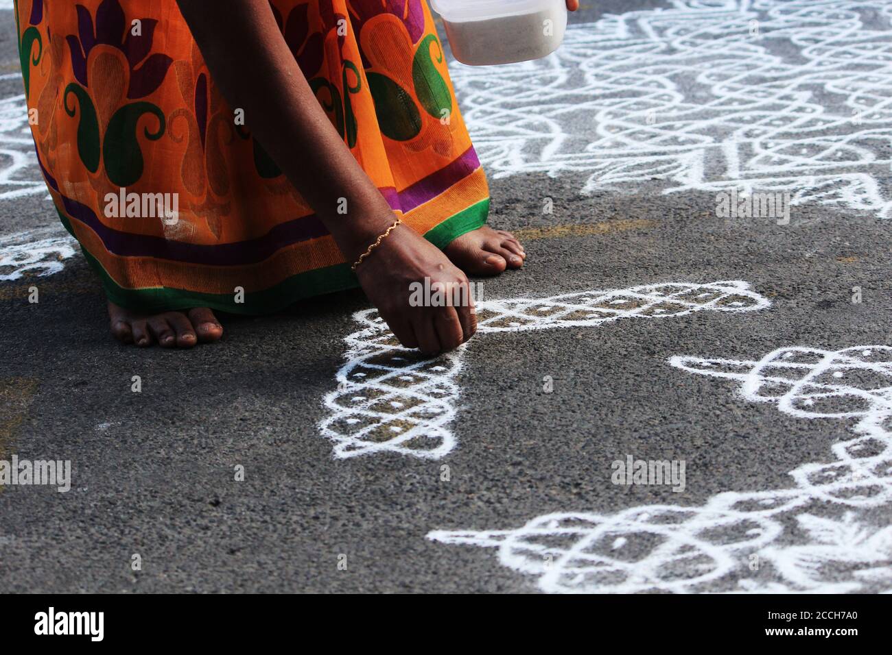 Südindische Frau Zeichnung kolam und rangoli in Mylapore Kolam Wettbewerb, Chennai Stockfoto