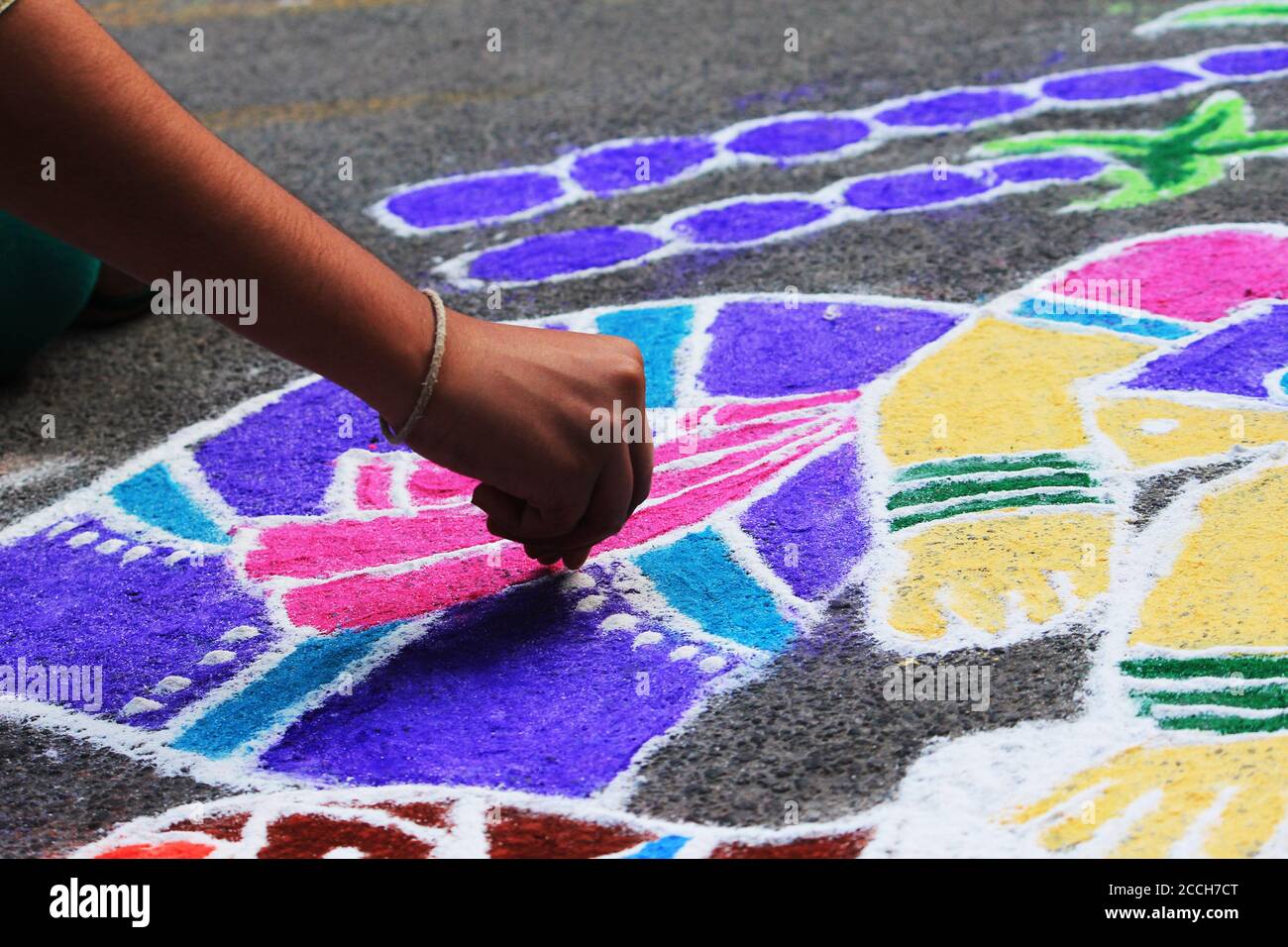 Südindische Frau Zeichnung kolam und rangoli in Mylapore Kolam Wettbewerb, Chennai Stockfoto