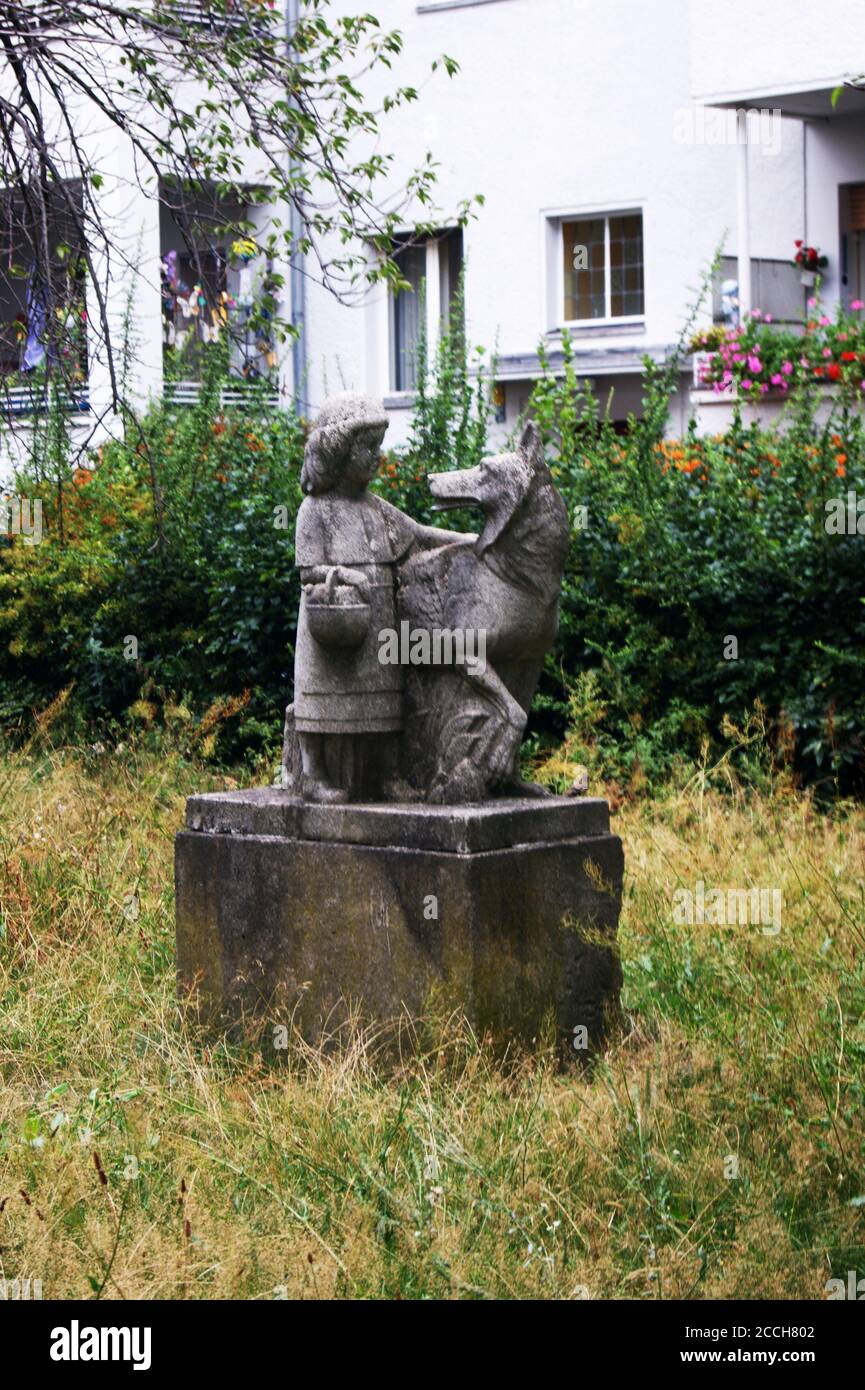 Rotkäppchen und der Wolf, eine Skulptur am Kerstenweg in Berlin-Spandau Stockfoto