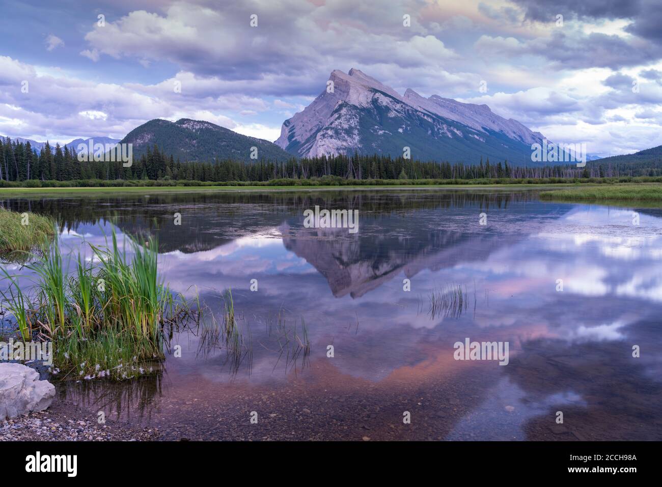 Mount Rundle und die Vermilion Lakes bei Sonnenuntergang, Banff National Park, Alberta, Kanada. Stockfoto