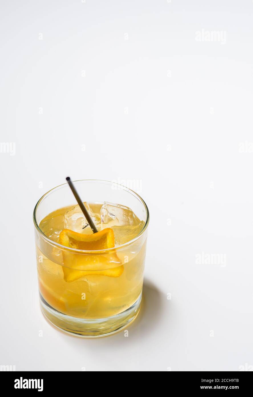 Ein Craft-Cocktail mit Orange garnieren isoliert auf einem weißen Hintergrund mit Platz für Text Stockfoto