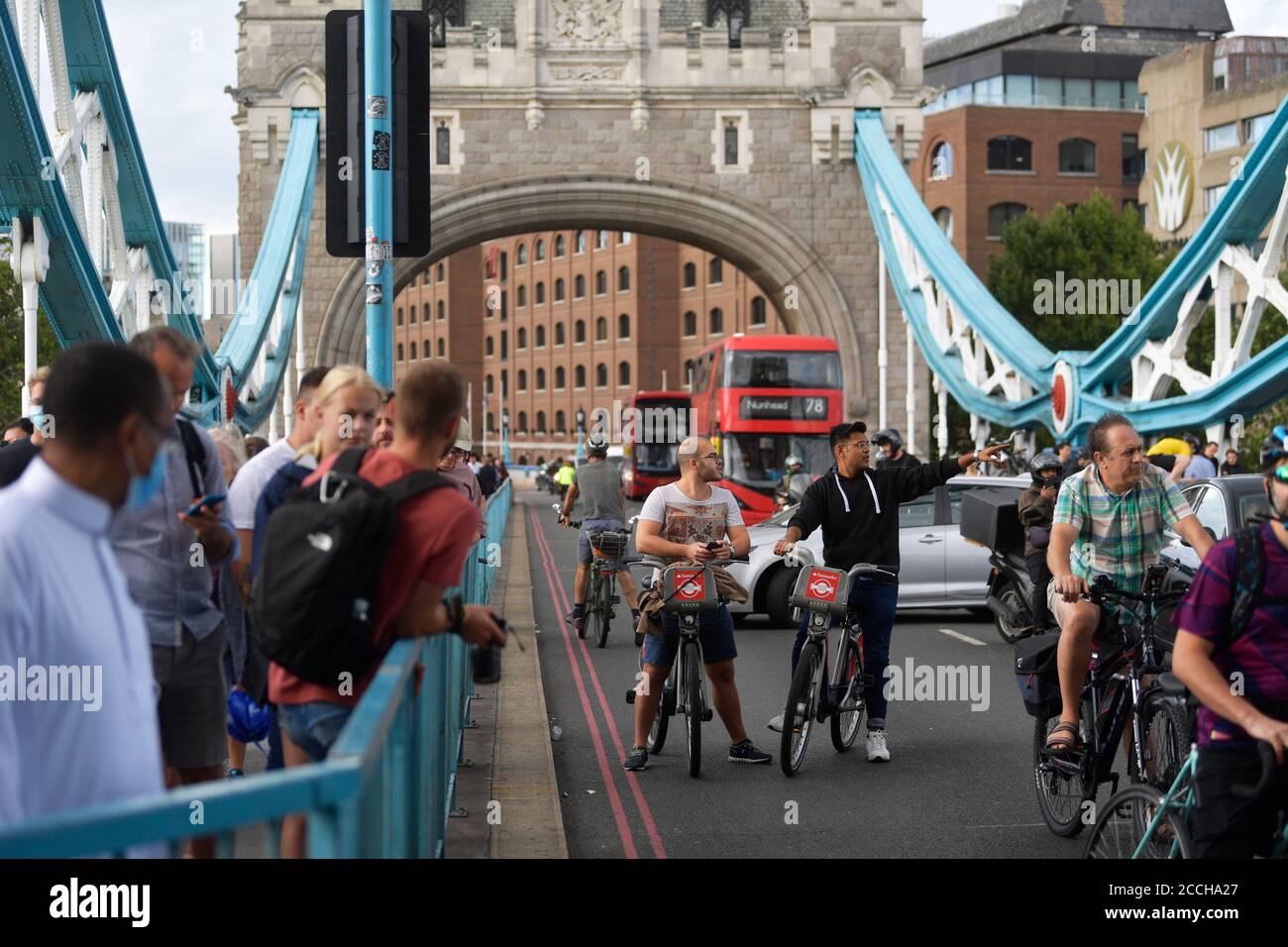 Menschen warten auf die Annäherung an die Tower Bridge in London, nachdem die Brücke offen blieb und Verkehrschaos verursachte. Stockfoto