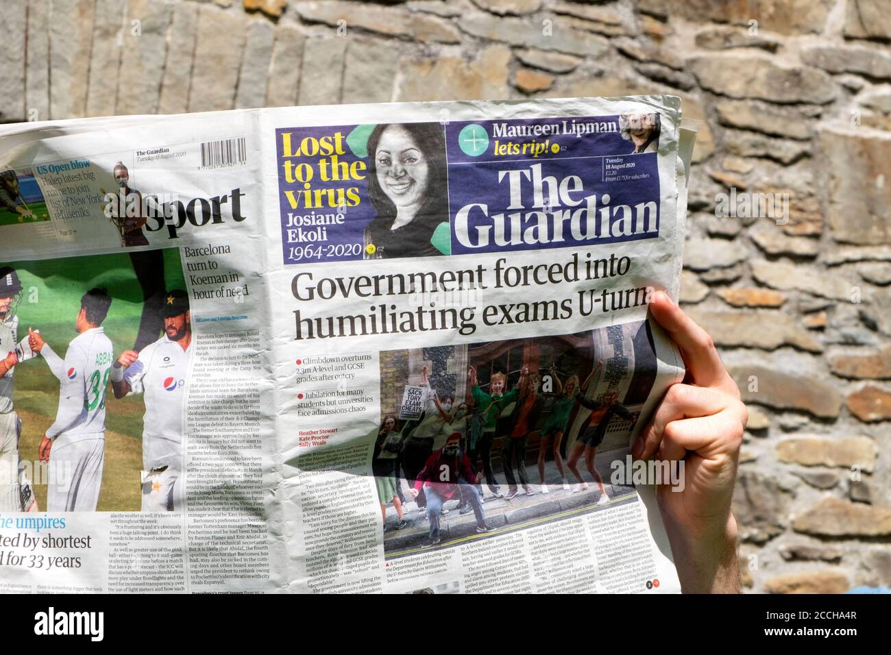 "Regierung gezwungen, zu demütigenden Prüfungen U-Turn" junger Mann Student Lesen Guardian Zeitung Schlagzeile August 2020 London England Großbritannien Stockfoto