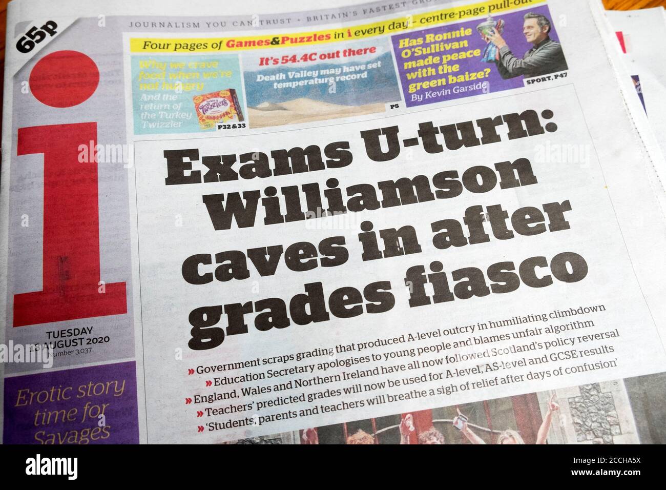 'Exams U-Turn: Willimson Höhlen nach Grades Fiasco' ich Zeitung Überschrift Titelseite Artikel im August 2020 London England Großbritannien Stockfoto