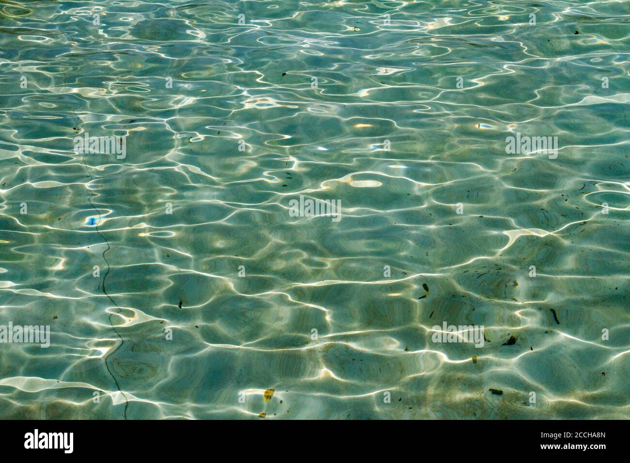 Die Sonne im Wasser. Licht Spiele von der Sonne im Wasser eines flachen Pools erstellt. Stockfoto