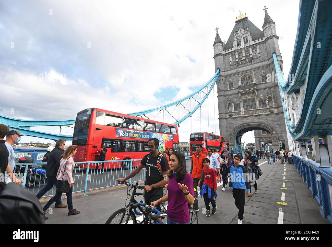 Verkehr und Fußgänger warten auf die Annäherung an die Tower Bridge in London, nachdem die Brücke offen blieb und Verkehrschaos verursachte. Stockfoto