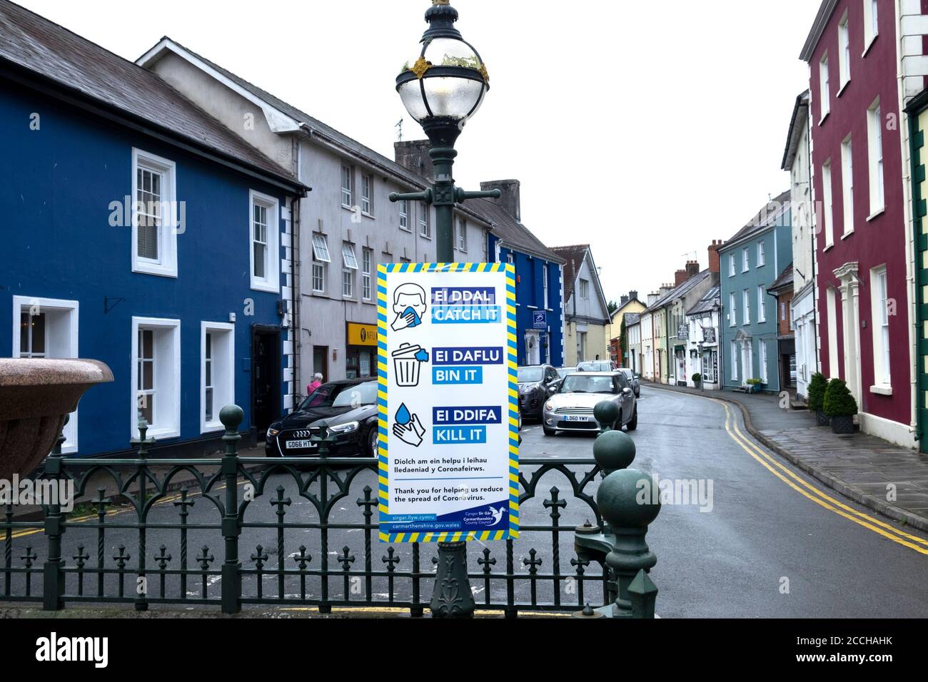 Zweisprachiges Walisisch-englisches Zeichen, das beschreibt, wie man die Ausbreitung reduziert Von Coronavirus im Stadtzentrum Llandovery Carmarthenshire Wales Großbritannien KATHY DEWITT Stockfoto