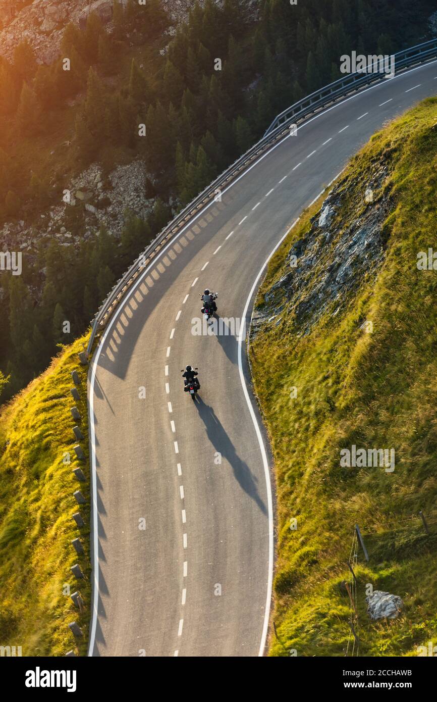 Motorradfahrer Reiten in East Highway, Hochalpenstrasse, Österreich, Europa. Outdoor Fotografie, Berglandschaft. Reisen und Sport Fotografie Stockfoto