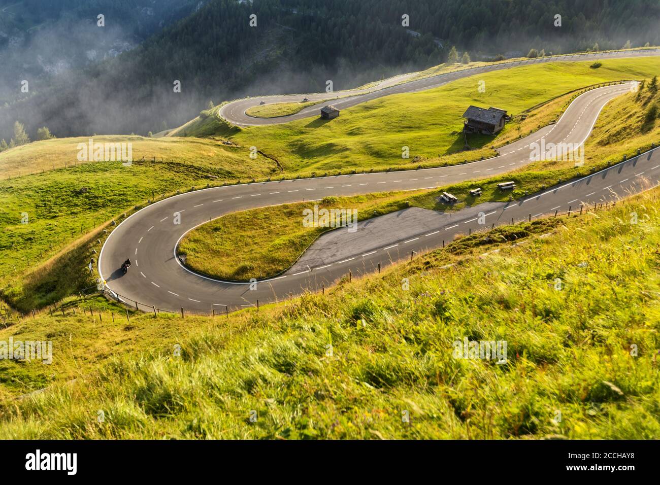 Motorradfahrer Reiten in East Highway, Hochalpenstrasse, Österreich, Europa. Outdoor Fotografie, Berglandschaft. Reisen und Sport Fotografie Stockfoto