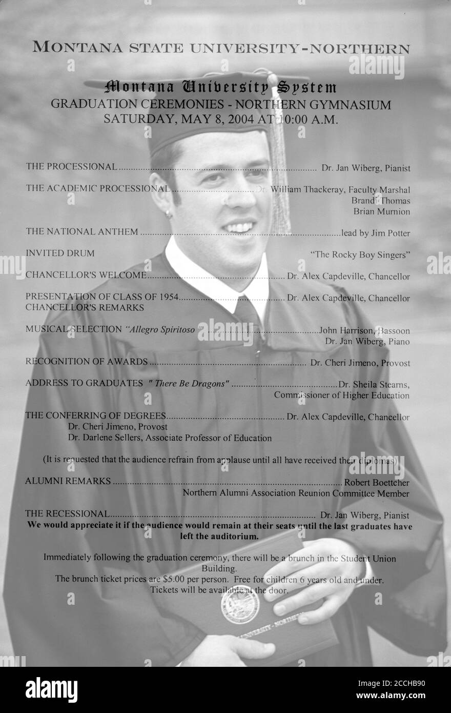 Glücklicher männlicher Hochschulabsolvent hält sein Diplom, das mit seiner Ankündigung, USA, gezeigt wird Stockfoto