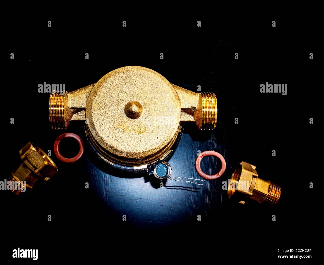 Wasserzähler mit Gewindeanschluss für Muttern. Stockfoto