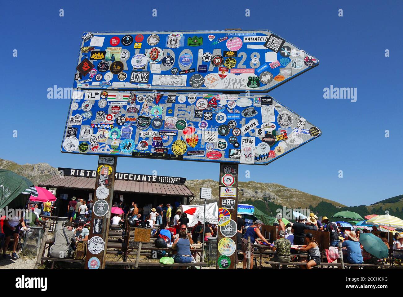 Tagesausflügler und Urlauber genießen eine Pause im Ristoro Mucciante auf dem Campo Imperatore im Gran Sasso D'Italia, Abruzzen, Italien. Stockfoto