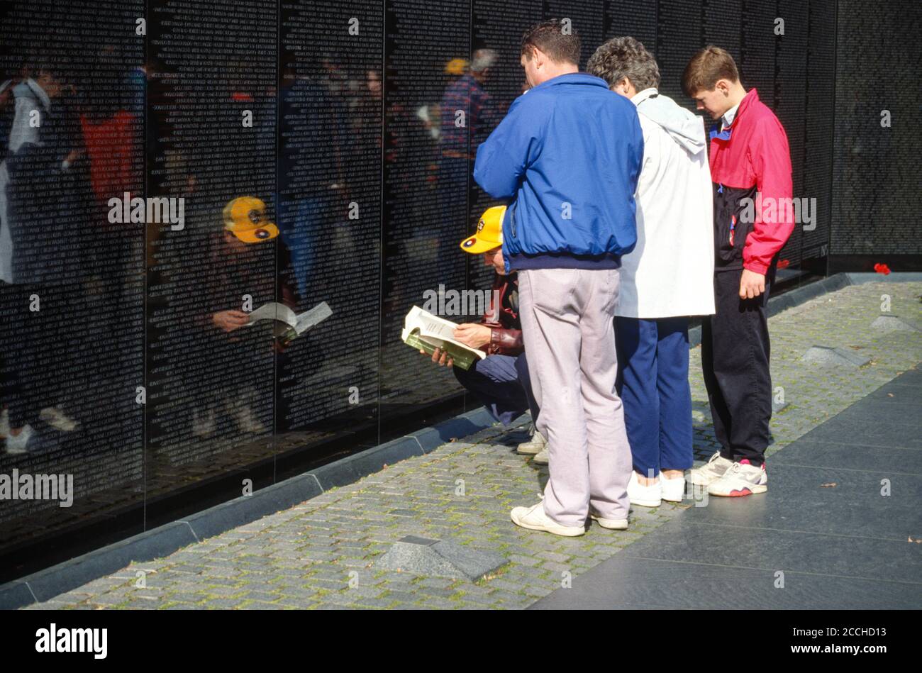 Vietnam Memorial, Washington, DC, USA. Besucher auf der Suche nach einem Namen an der Wand. Stockfoto